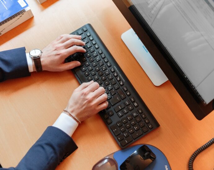 Mężczyzna pracujący w biurze na komputerze korzysta z Microsoft Office